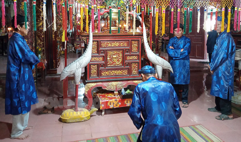 Ban Khánh tiết đình dâng lễ vật cúng Thần.